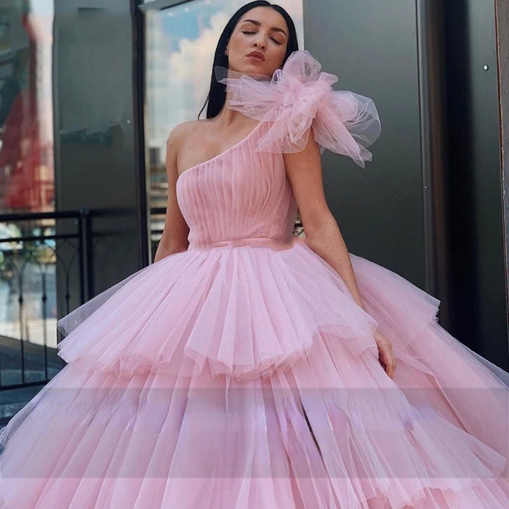 Abito Quinceanera rosa con una spalla Abito da ballo Dubai Pieghe a strati Abiti lunghi da ballo formali Abiti da dolce 16 arabo saudita