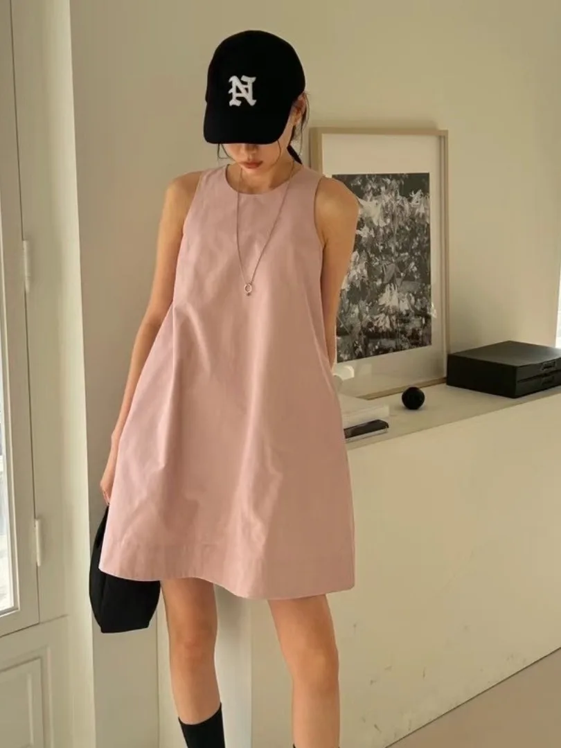 فستان فضفاض بدون أكمام برقبة دائرية للنساء على الطراز الكوري تصميم غير رسمي للصيف مادة حريرية فستان قصير بنمط التنقل