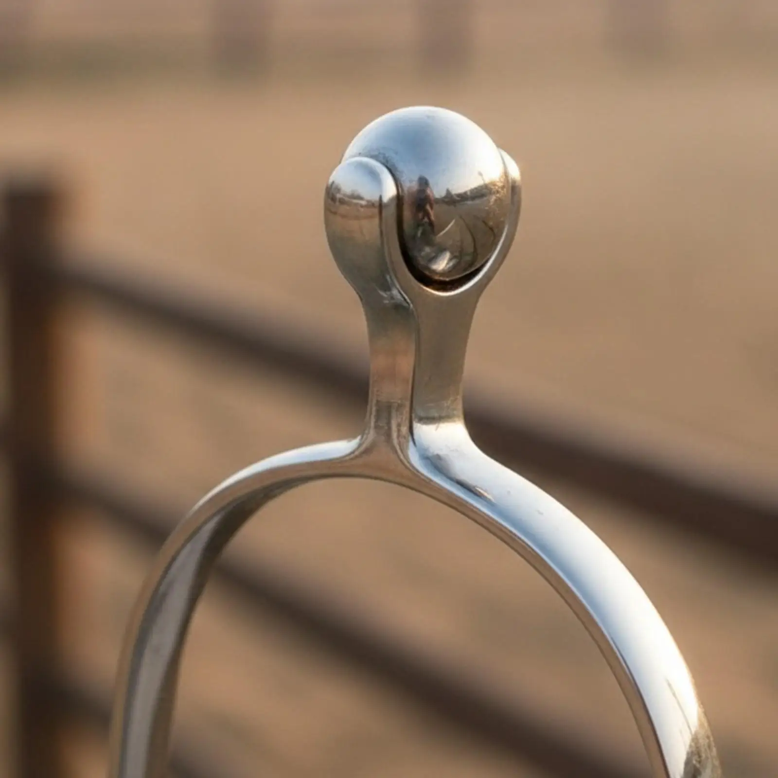 espuelas-ecuestres-de-estilo-ingles-con-acabado-pulido-fabricadas-en-acero-inoxidable-para-montar-a-caballo-con-bola-rodante-para-un-deslizamiento-suave