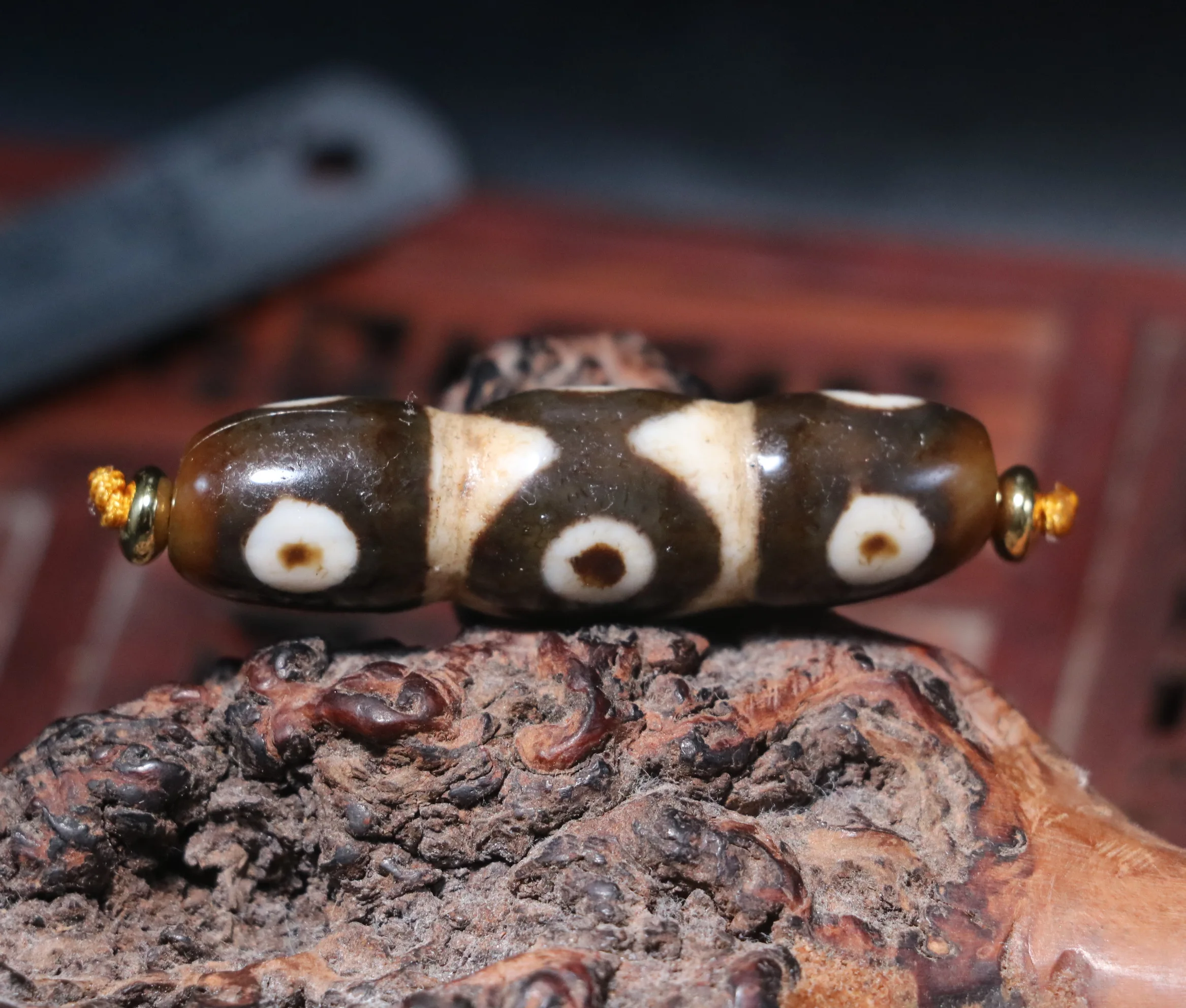 Magic Energy Tibetan Top Old Agate Tiger Tooth 9 Eyed Lotus Shape dZi Bead Size Fit For Making Bracelet For Jewelry Amulet