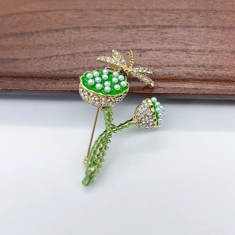 

New lotus pod pearl rhinestone brooch, high-end women's brooch, suit dress pin, versatile retro accessory