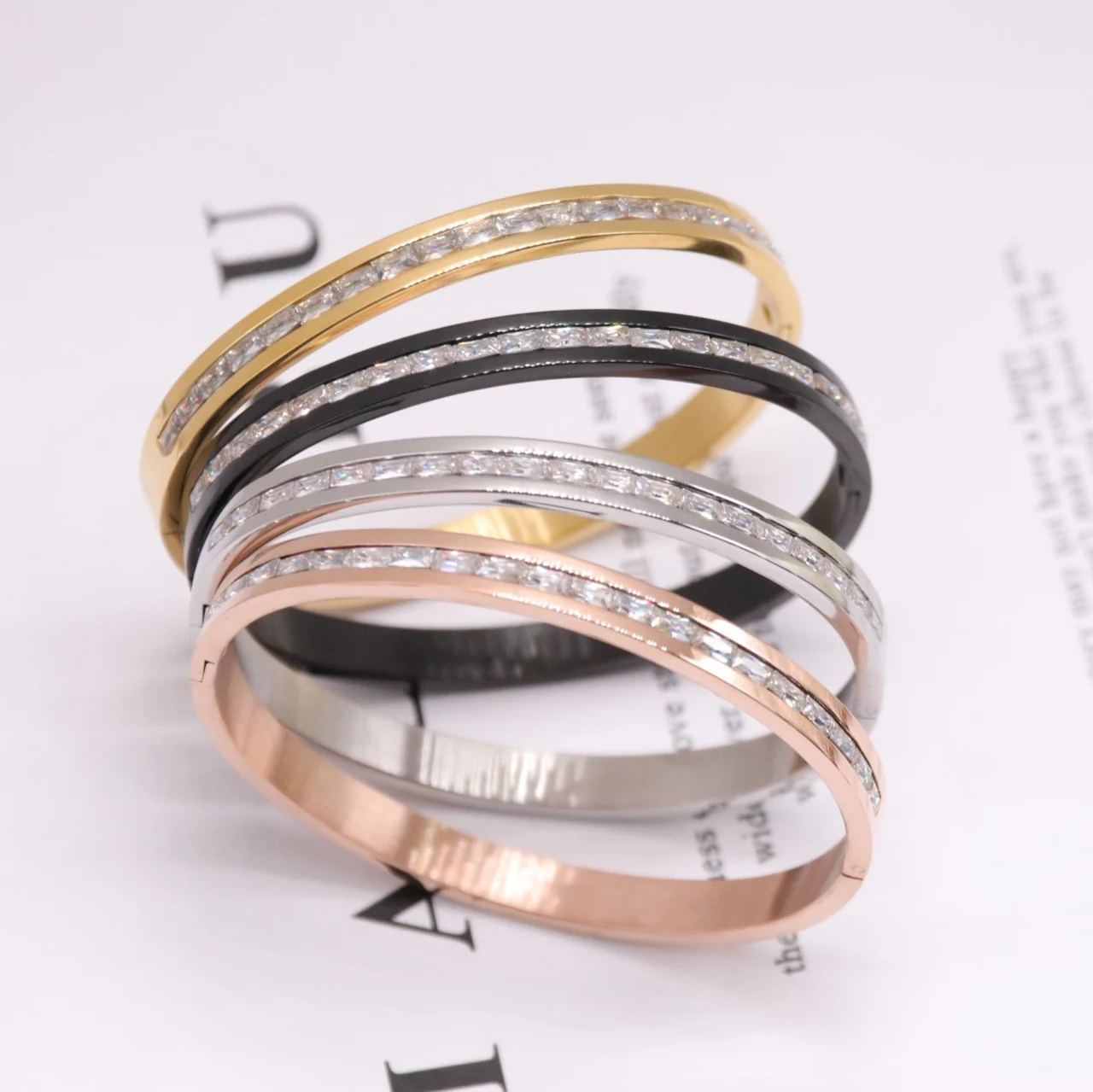 티타늄 스틸 줄 드릴 기질 여성용 팔찌 패션 백 매칭 장식품 세 가지 색상 옵션