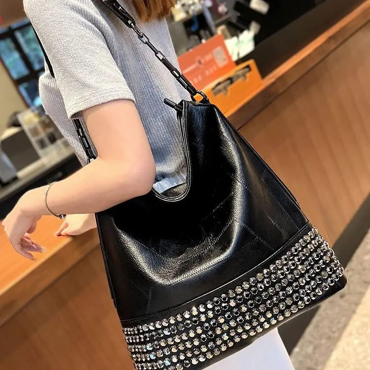 Imagem -02 - New Fashion Light Luxo Personalizado Rivet Incrustado Diamante Bucket Bolsa Alta Qualidade Pele de Carneiro Grande Capacidade Bolsa de Ombro Mulheres