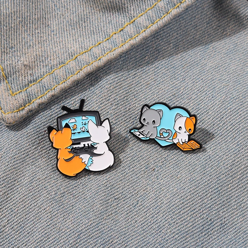 Cartoon Cute Cats Watching TV Together Enamel Pins Fun Animals Playing Games Brooches Clothes Jewelry Couple Badges Jewelry Gift