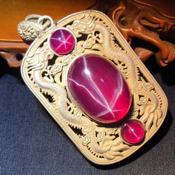 ciondolo-antico-in-argento-con-grande-stella-a-sei-punte-incastonata-e-rubino-rosso-gioiello-per-il-collo-accessorio-di-moda