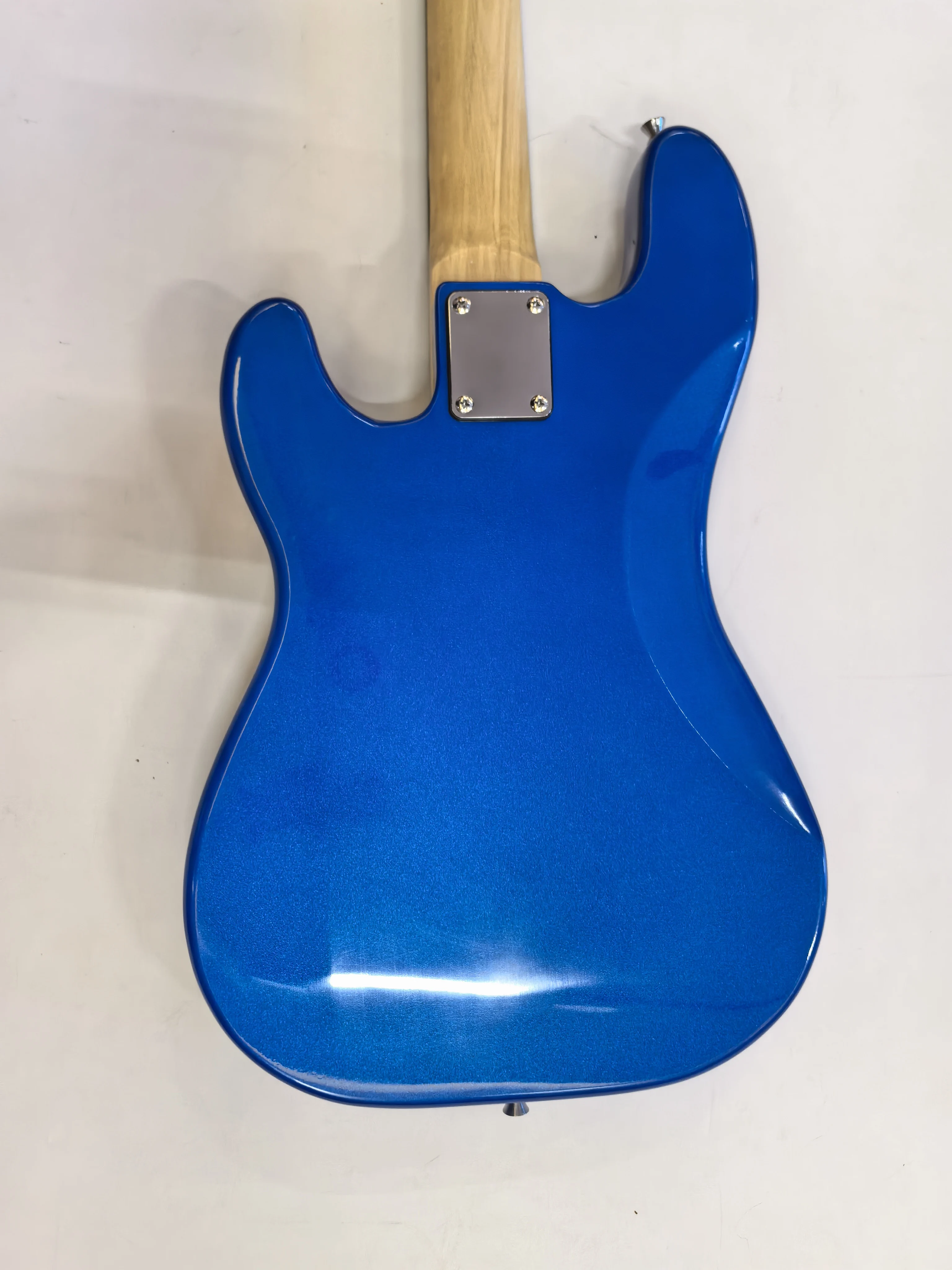 In stock, single pickup, 4 string bass, factory direct, can be customized, order can be shipped.Birch electric guitar.