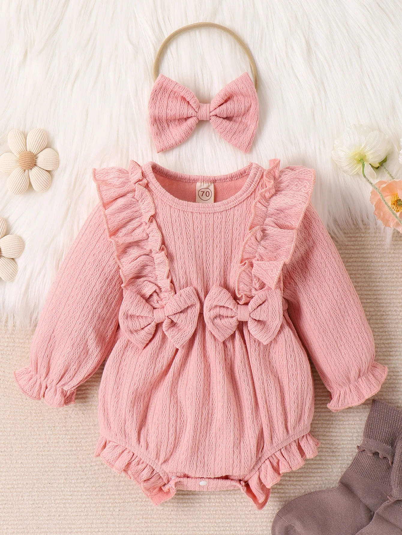 

Детский комбинезон для девочек с рюшами и рукавами-колокол для осени и зимы