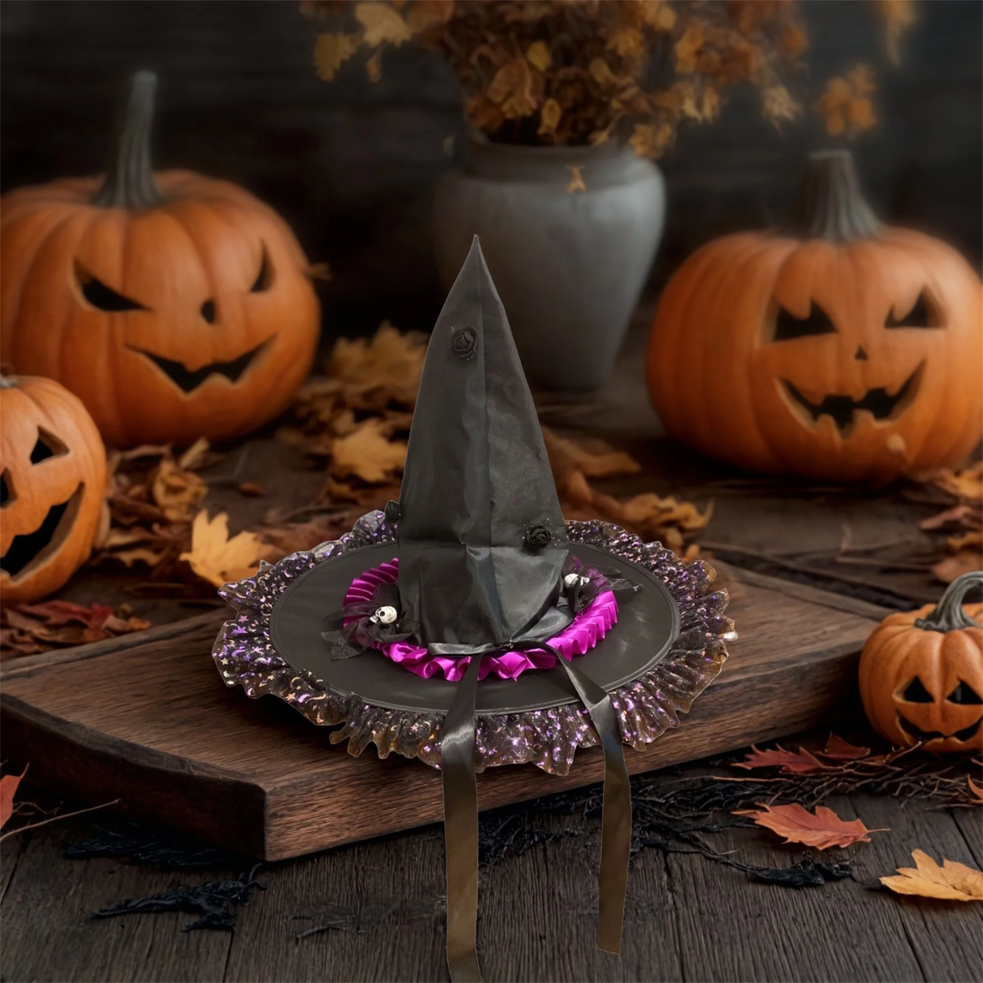 قبعة ساحرة سوداء على الطراز القوطي مع زخرفة جمجمة صغيرة وحواف شبكية لحفلات الهالوين ومتعة الحفلات