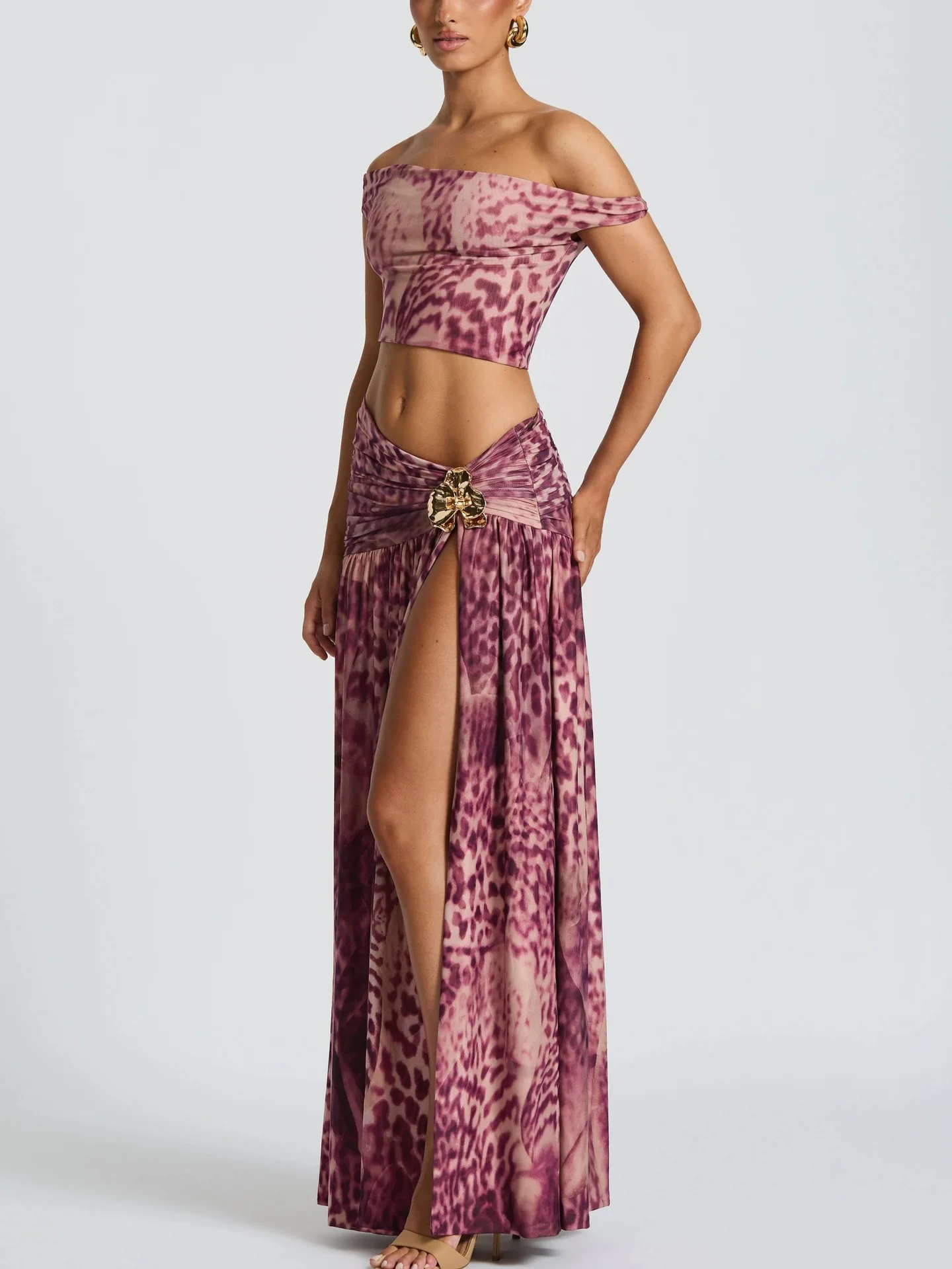 

Элегантный женский комплект из двух предметов: топ-халтер с завязками и принтом + облегающая юбка-миди с асимметричными сборками и разрезом