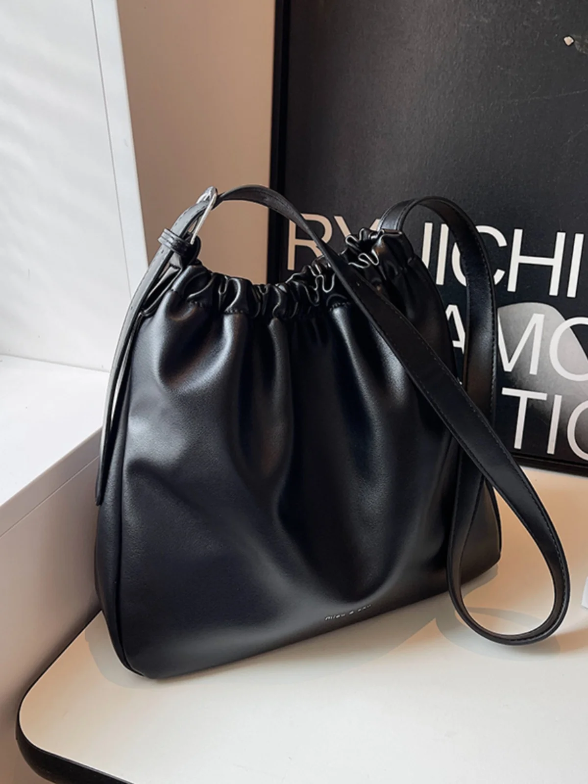 Vintage Women\'s Solid Color Bucket Bag Niche Large Capacity Soft Shoulder Bags 2023 Autumn Winter Lady Commuter Crossbody Pack