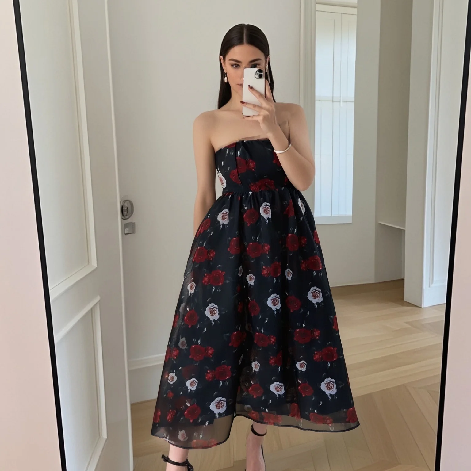   Sukienka maxi bez ramiączek dla kobiet na rok 2025, czarna podstawa z nadrukiem czerwonych i białych róż, zwiewna i elegancka, zapewniająca stylowy wygląd.