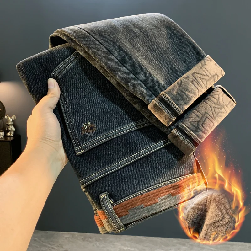 Modne jeansy męskie z nadrukiem na zimę 2025, odporne na zimno, z grubym polarem, odzież męska, elastyczne spodnie slim fit.