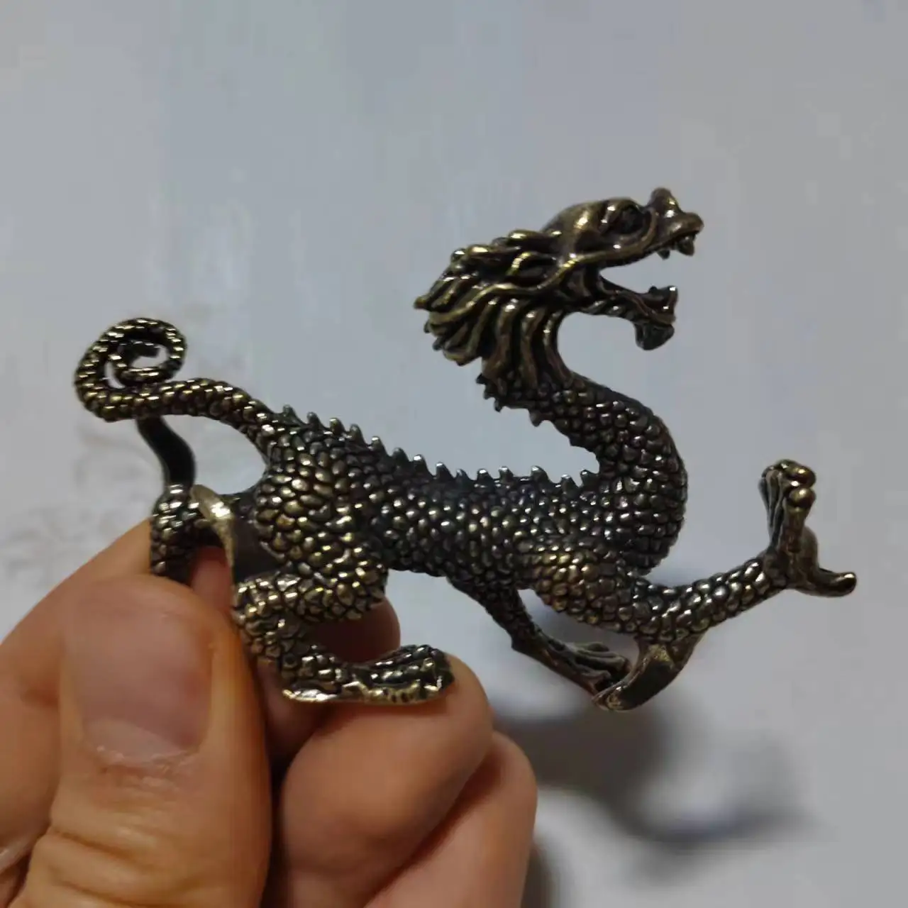 

Fashion Chinese Brass dragon shape domineering atmosphere dragon zodiac desktop home decoration