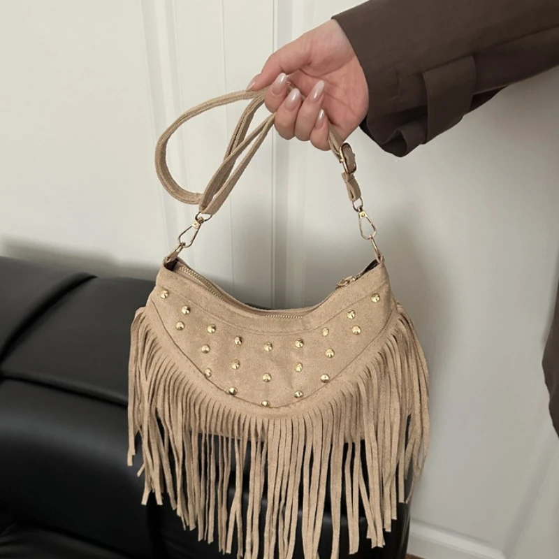 Retro Wildleder-Fransen-Schultertasche mit Metallnieten, Halbmond-Unterarmtasche, Vintage-Tageslook für Konzerte – Detail 5
