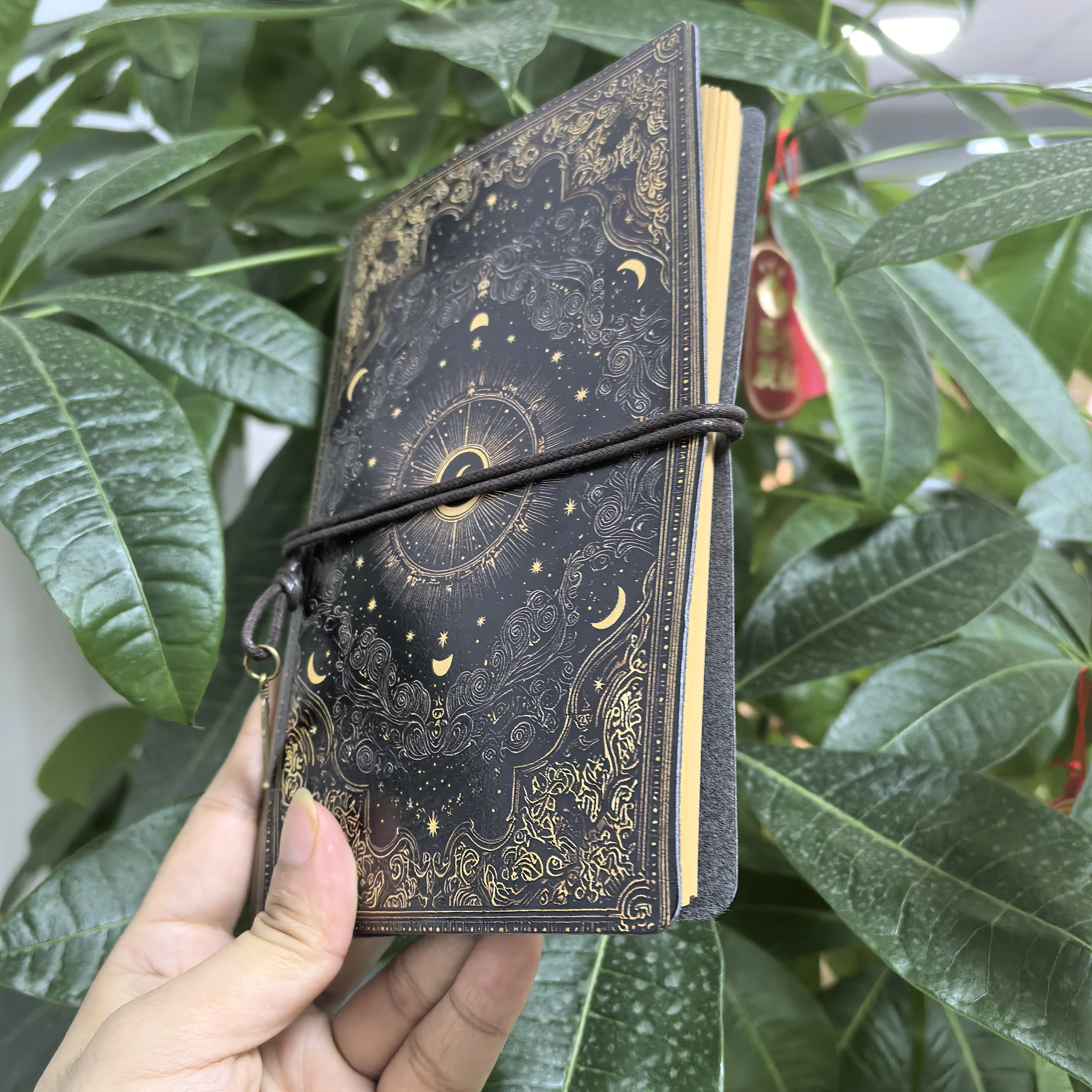 Gotisches Himmlisches Sonne-Mond-Tagebuch Hexerei-Grimoire-Druck PU-Leder Elastisches Band Nachfüllbares Reisetagebuch mit Verschluss – Detail 5