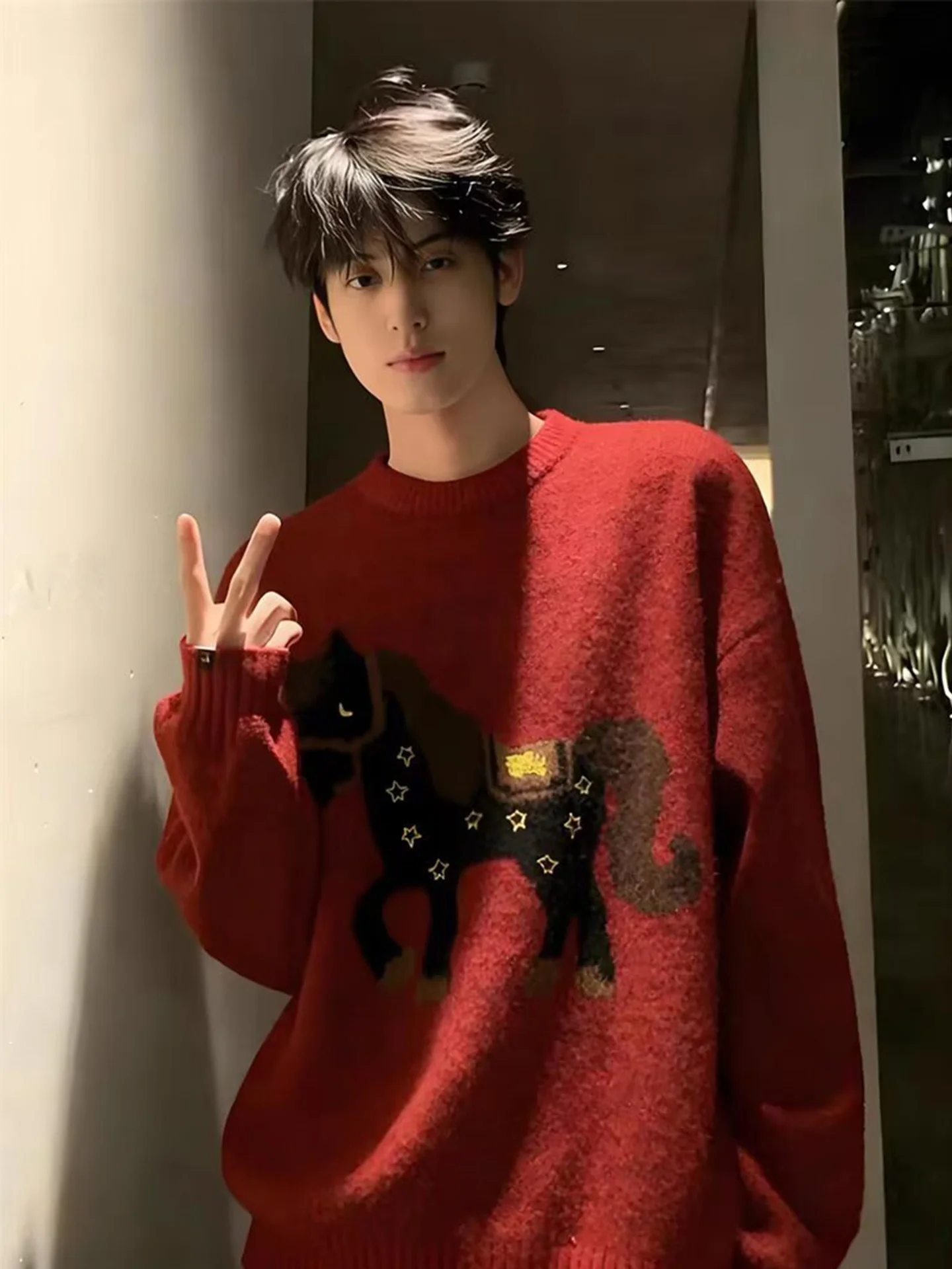 

Красная вязаная кофта с вышивкой для мужчин, свободный крой, осень-зима, повседневная, незаменимый предмет гардероба, комфорт и тепло