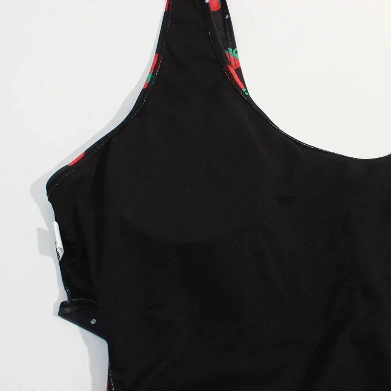 Traje de baño negro de una pieza con tirantes estampados, traje de baño Sexy con estampado de fresa, traje de baño cómodo con tirantes anchos para el hombro
