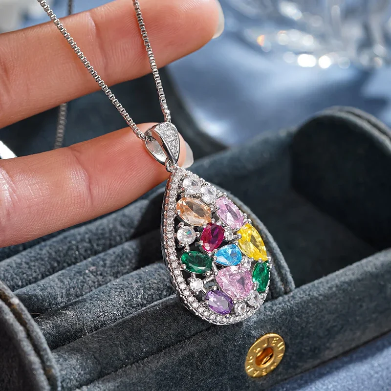 Huitan Funkelnde Damen-Anhänger-Halskette mit mehrfarbigen, hellen CZ-Steinen, elegantes, vielseitiges Accessoire für Hochzeiten und Partys. – Detail 2
