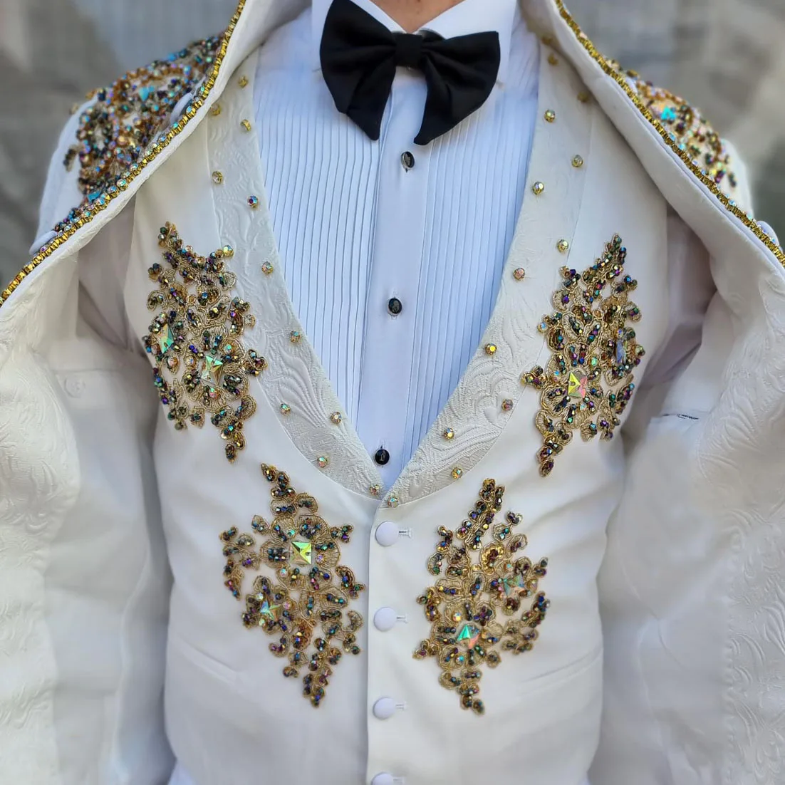 Luxury Groom Wedding Suits Gold Appliques Beaded Floral Jacket Vest Pants 3 Pieces Formal Party Bridegroom Tuxedos Customized