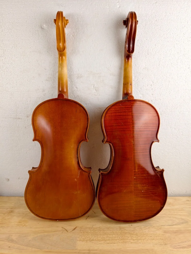 piccoli-difetti-nel-pannello-frontale-in-abete-per-violino-nei-pannelli-superiore-e-posteriore-nella-tastiera-dell'strumento-realizzata-in-legno-d'acero-4-4