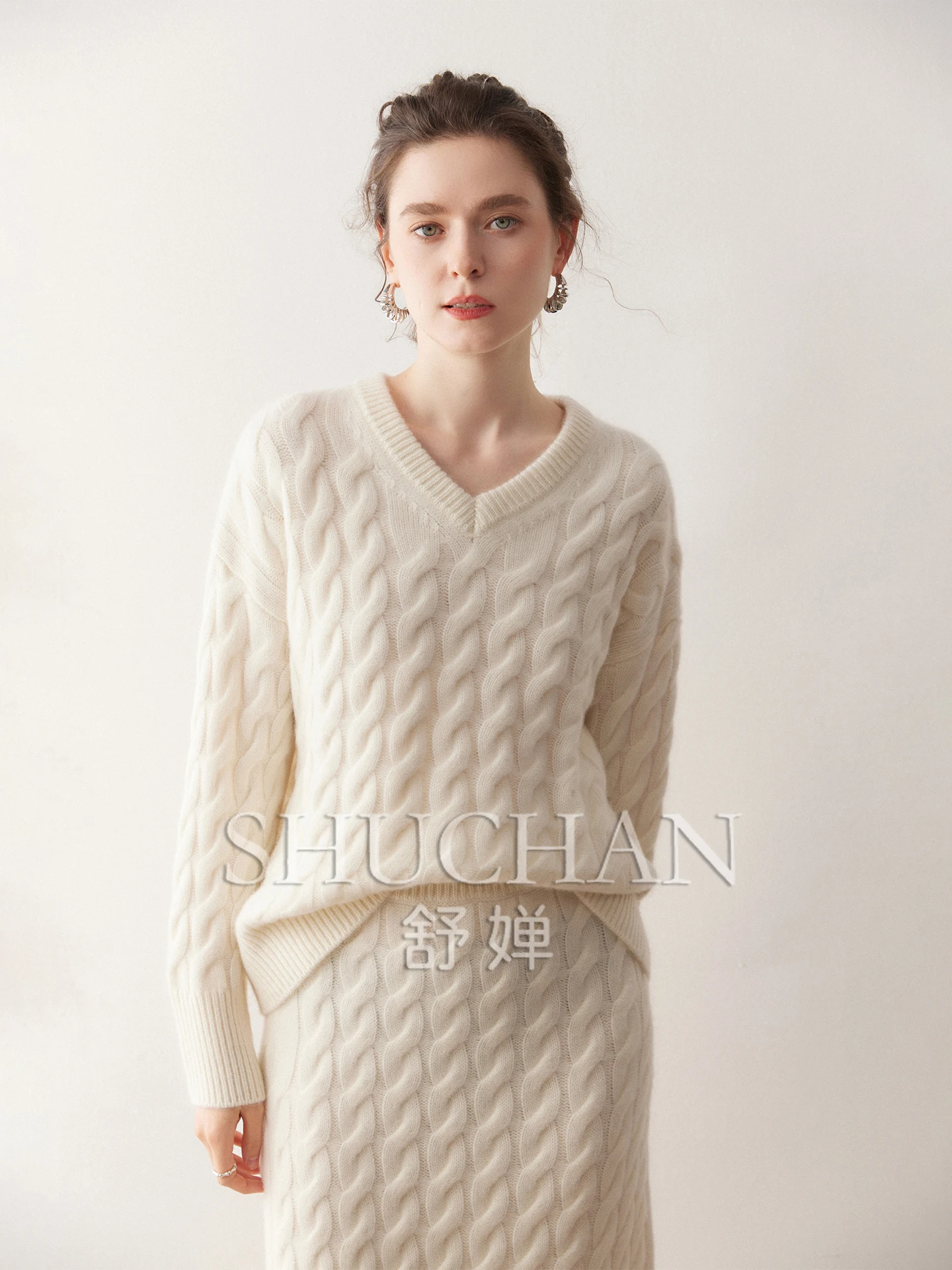 

Утолщенный кашемировый костюм, женский свободный свитер с ленивым ветром, юбка, осень-зима 2022, новый вязаный комплект