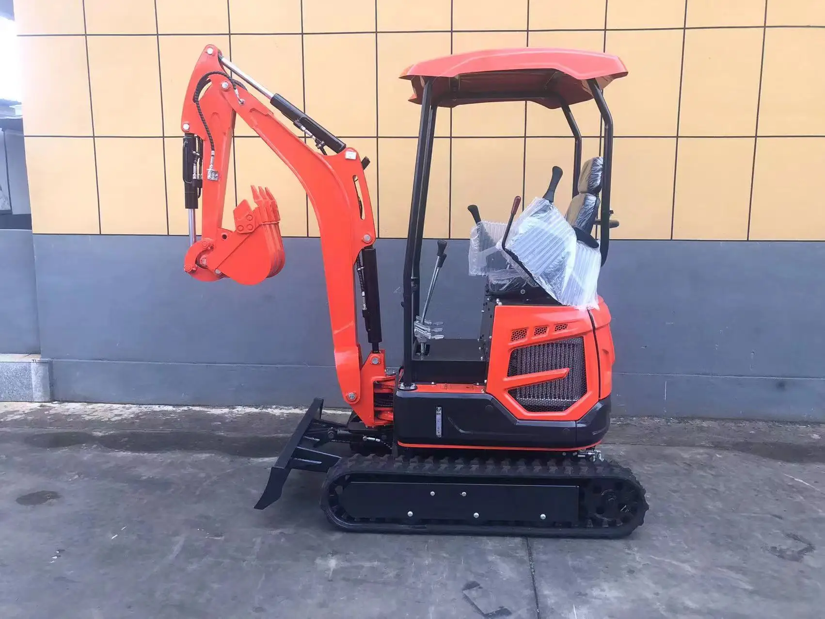 Envío Gratis Mini excavadora multifunción 1,8 toneladas Kubota excavadora de motor pequeñas excavadoras de granja sobre orugas 2 toneladas personalizadas para el hogar