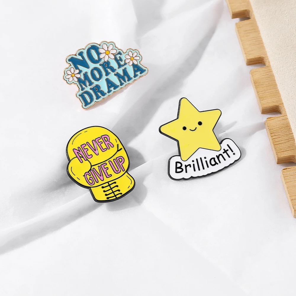 تصميم مضحك لا تتخلى أبدًا دبابيس قفاز الملاكمة الرائعة بحروف النجمة الرائعة لا مزيد من دبابيس المينا للدراما