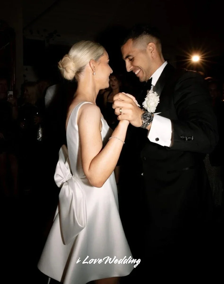 ชุดแต่งงานคอวีสีขาว 2025 ผ้าซาตินแขนกุดเอ-ไลน์กระโปรงมินิชุดราตรีชุดราตรีชุดแต่งงานจีบชุดแต่งงานที่กำหนดเอง