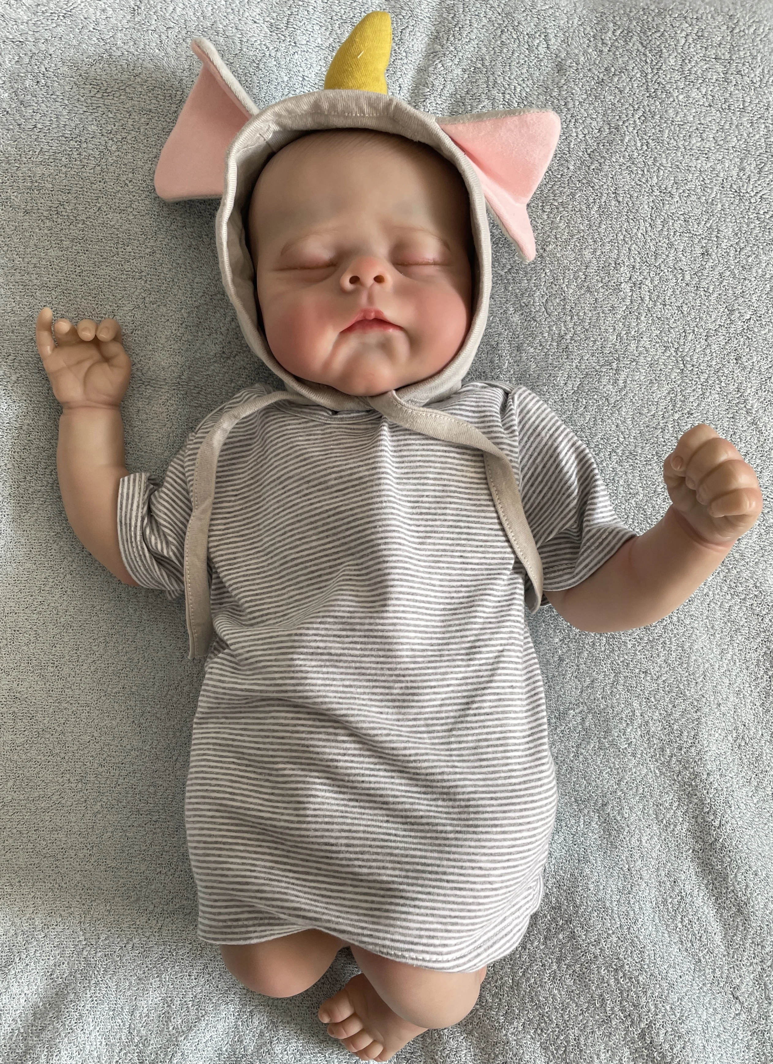 Bambola Reborn Baby Boy 'Erica' da 48 cm - Neonato che dorme realistico con pelle realistica 3D e vene visibili |   Fatto a mano e di alta qualità