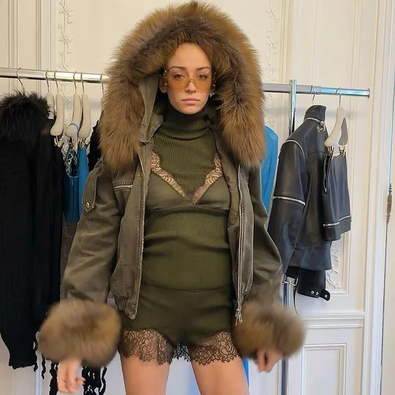 Une veste de travail ample, épaisse et chaude avec un col et une capuche en laine verte militaire pour l'automne et l'hiver de 2025