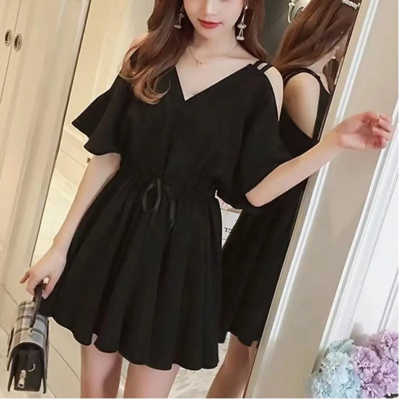 السيدات الخامس الرقبة البساطة الاتجاه الأنيق مزاجه فساتين السيدات بلون أزياء ضئيلة قبالة الكتف الصيف نمط جديد