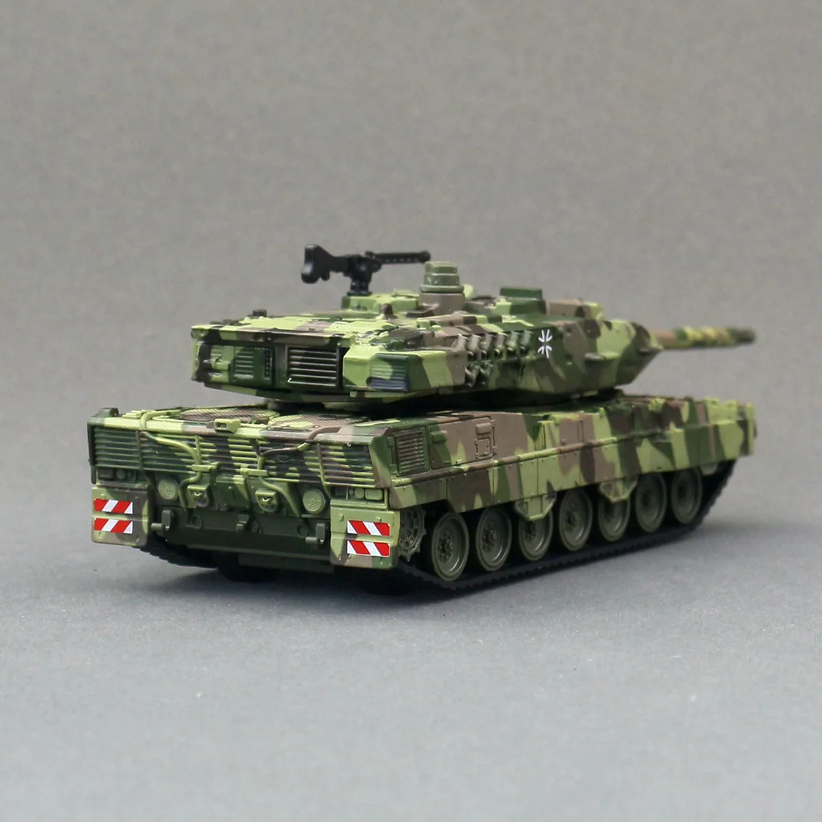 Modello di veicolo blindato con carro armato in lega 1: 40, giocattolo simulato in stile militare con suono e luce, confezione regalo originale, all'ingrosso
