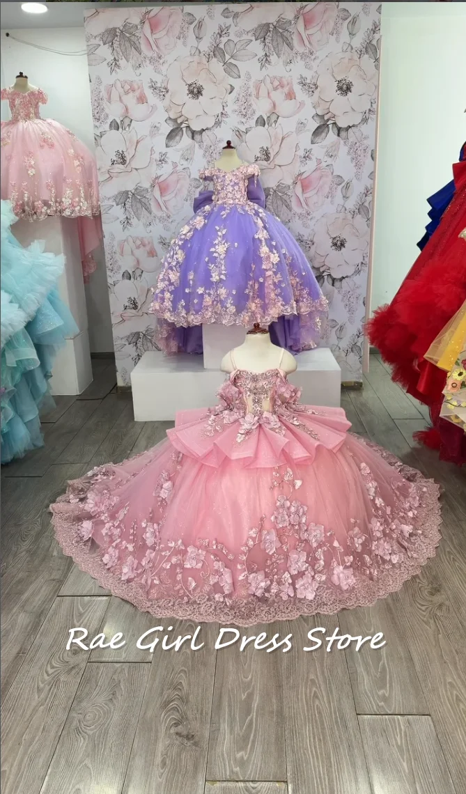 abito-da-damigella-d'onore-con-spalline-sottili-lungo-fino-al-pavimento-in-tulle-voluminoso-con-applicazioni-floreali-3d-e-orlo-in-pizzo-con-strascico