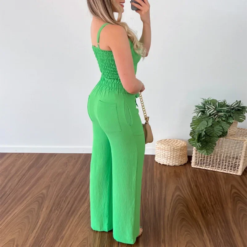 女性のカジュアルな服装,ノースリーブのタンクトップ,ワイドレッグのゆったりとしたパンツ,足首までの長さ,無地の服,2個