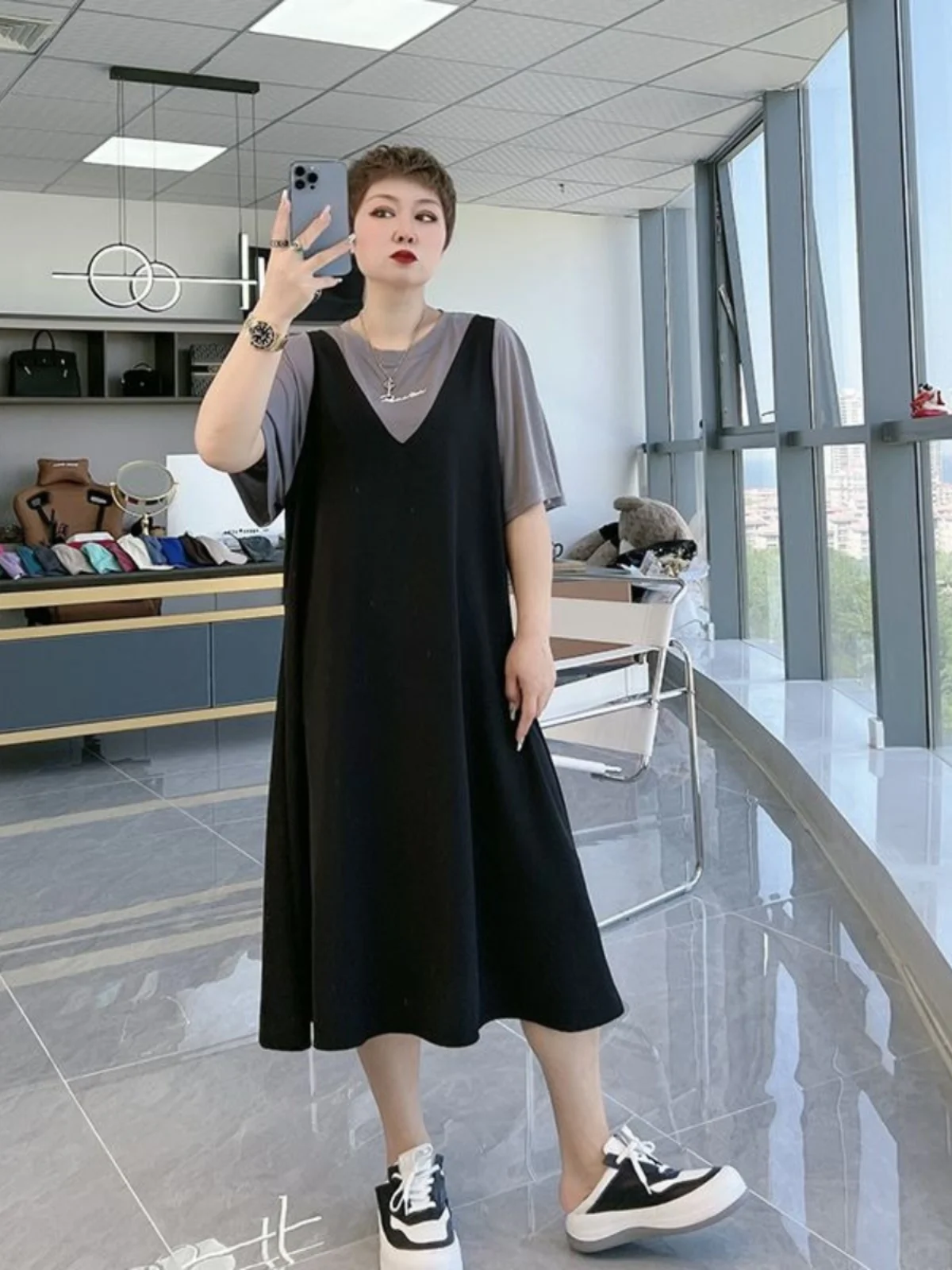 

Летнее модное платье-футболка больших размеров, свободного кроя, длинное, для полных женщин, до 300 фунтов, в корейском стиле, с круглым вырезом, омолаживающее.