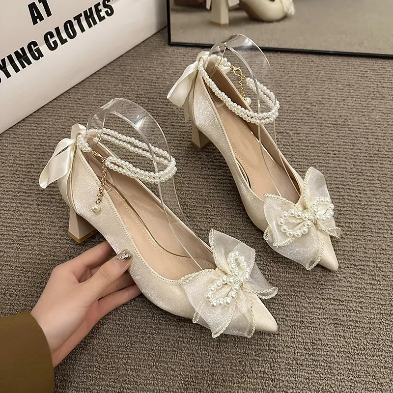 

Pearl Belt Pointed Thick Heel High Heel Wedding Sandals Bow Toe Button Middle Heel Party Sandals Zapatillas Mujer 2024