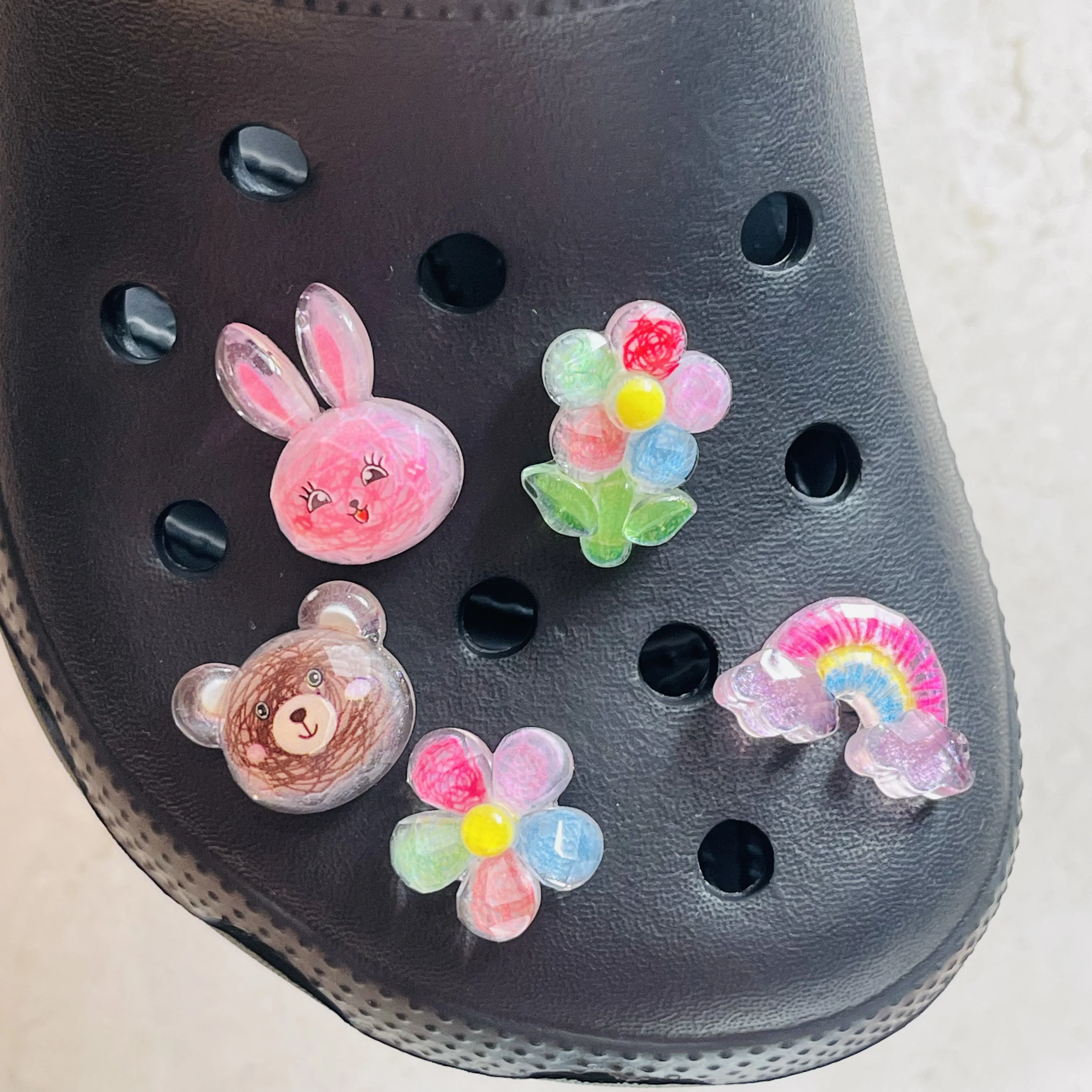 Breloques de chaussures en résine de dessin animé pour enfants, fleur colorée, ours arc-en-ciel, lapin, trou adhésif, ornements pour sabots, épingles, 1 à 5 pièces