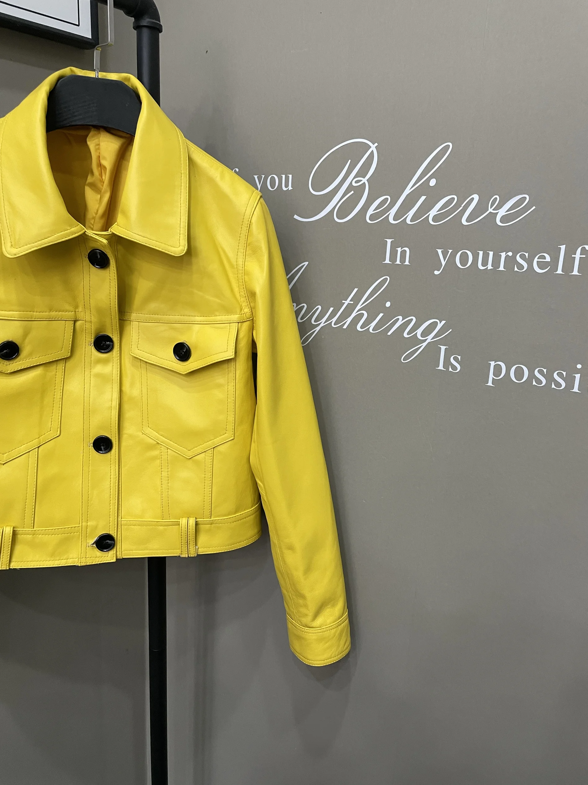 เสื้อแจ็คเก็ตหนังแท้สีเหลืองสำหรับผู้หญิง หนังแกะ คอเหลี่ยม สไตล์ลำลอง ติดกระดุมแถวเดียว ทรงมอเตอร์ไซค์ ไซส์ใหญ่