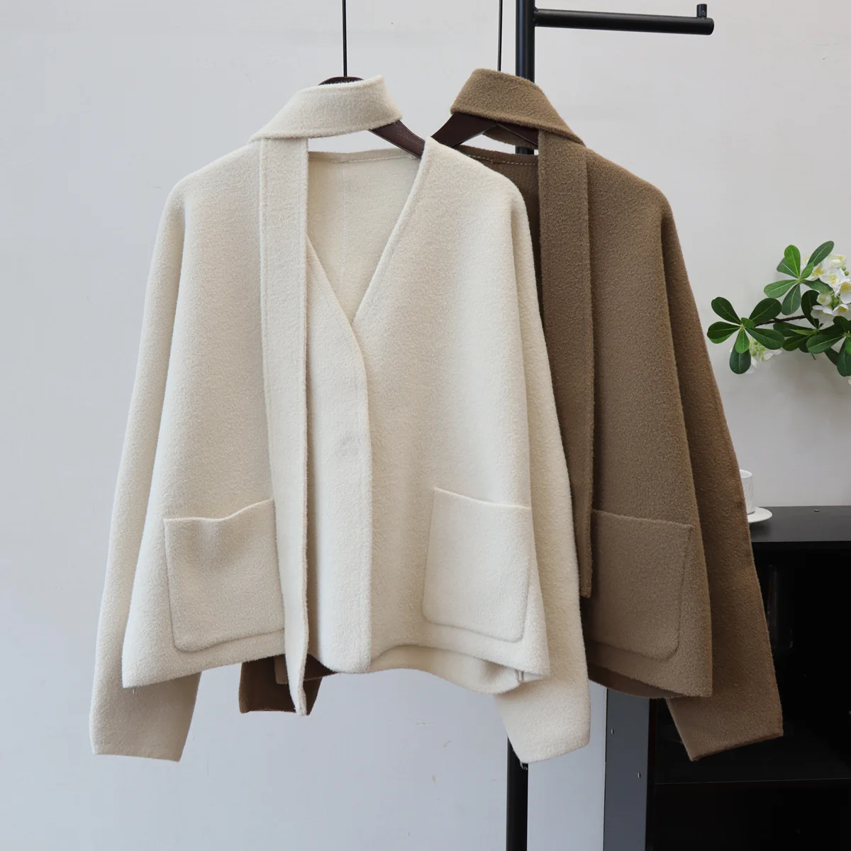 

Женские шерстяные короткие пальто, однотонные пальто, двусторонние, на шнуровке, с v-образным вырезом, с длинными рукавами, свободный крой, элегантный повседневный крой, осень-зима 2024 г.