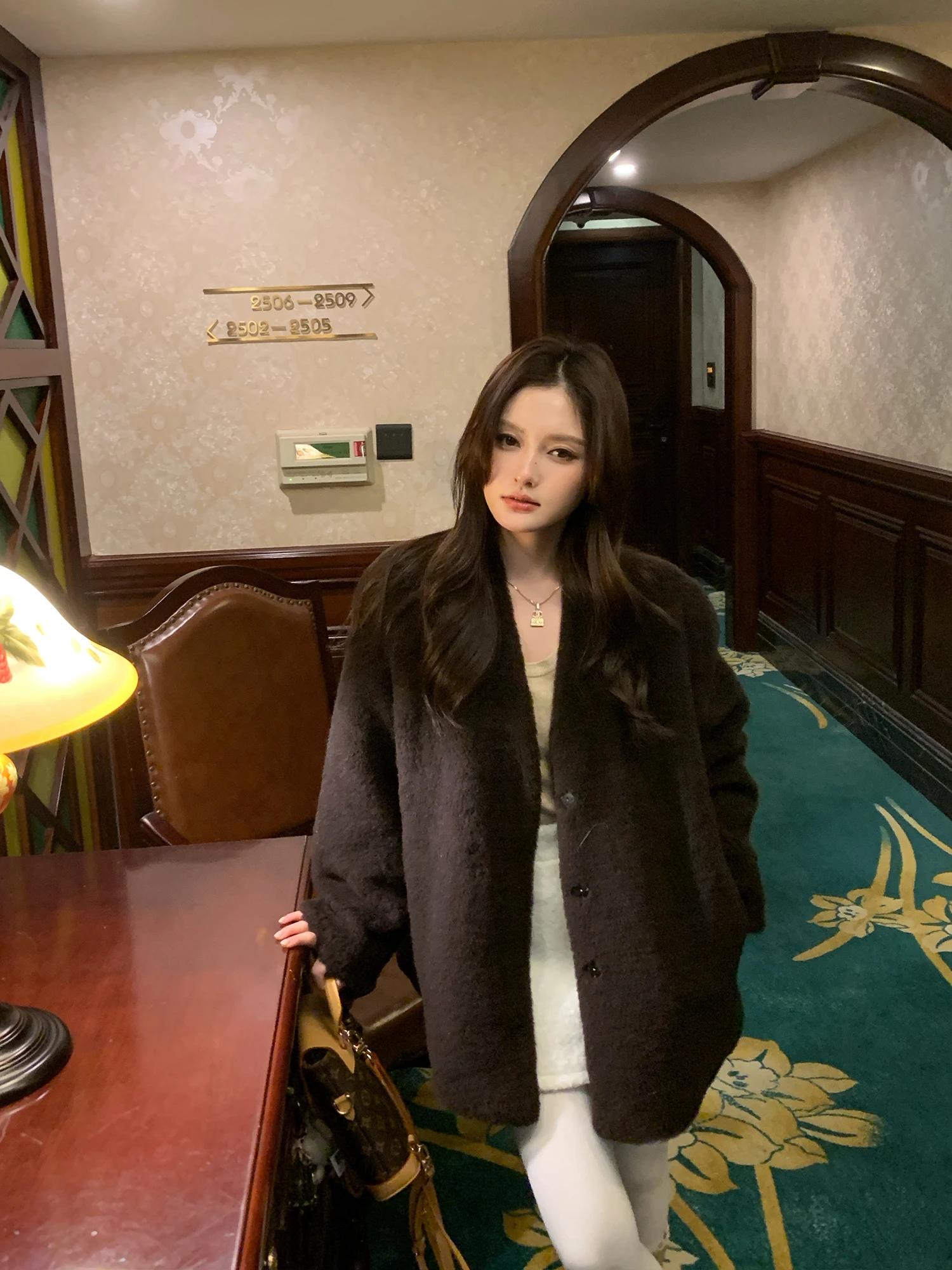 

Winter Vintage Brown eepskin Coat Women's Mid-Length Fur Jaet V-Ne Lamb Fur Leather And Fur-One-Piece Sle Long Sve