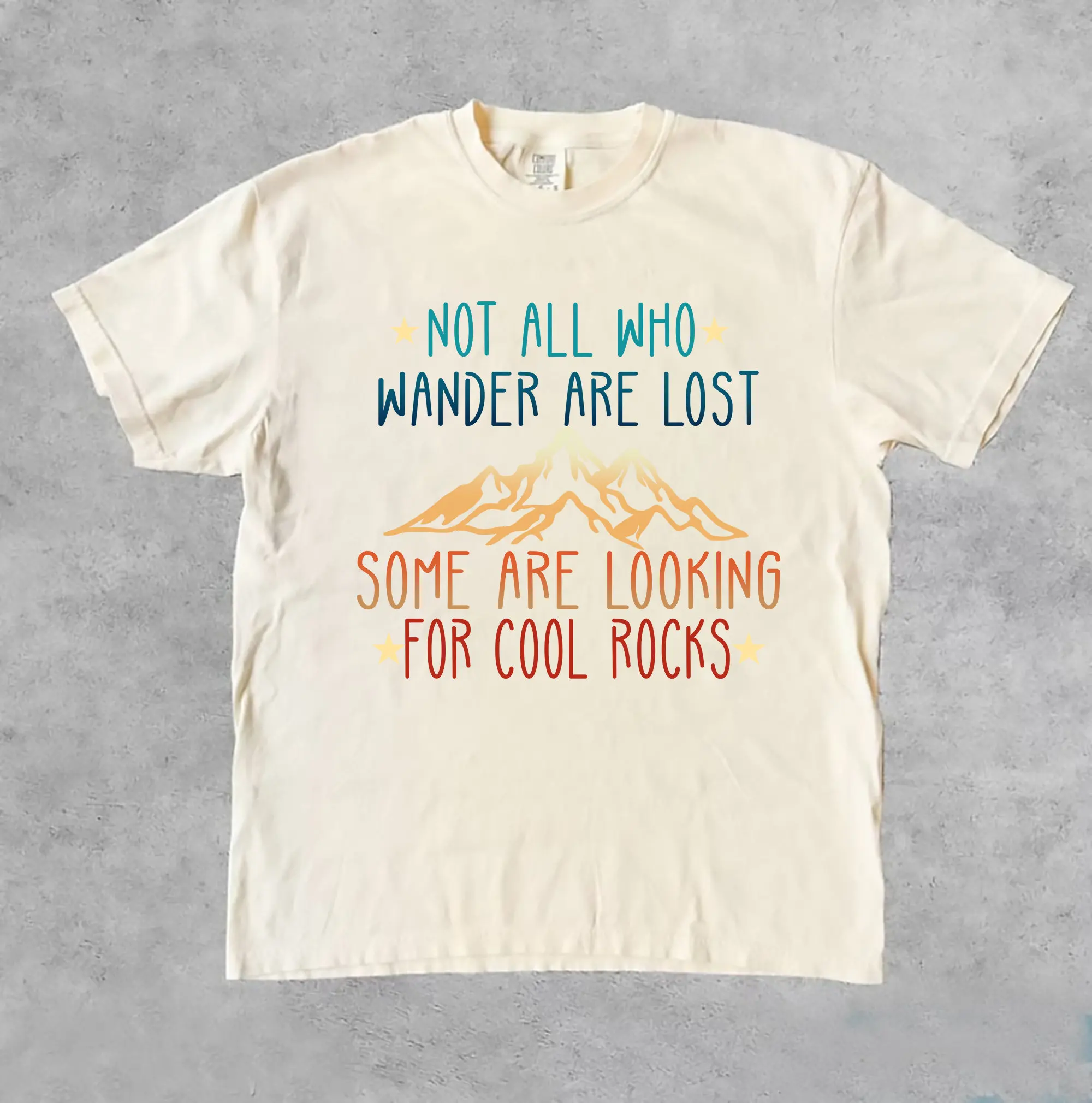 Color cómodo, no todos los que vagan están perdidos, algunos son mirando para Cool Rocks camiseta