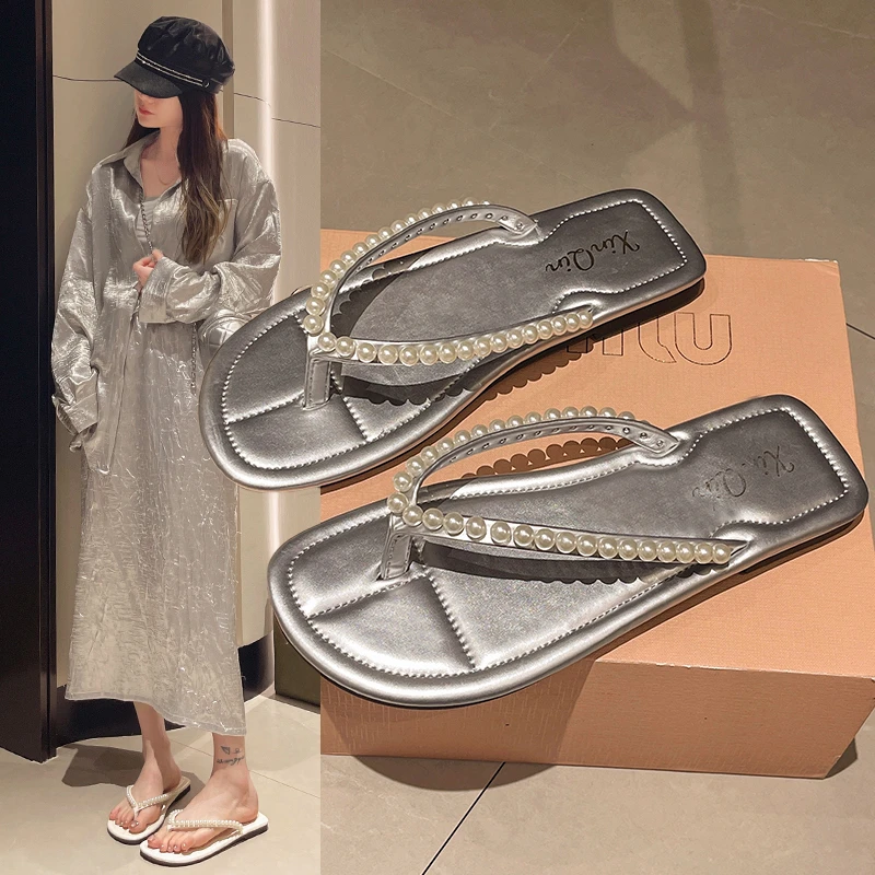 Double toed flip flops for women's outerwear. 2024 new summer flat bottomed beach shoes with a high-end feel Pinched Roman shoes