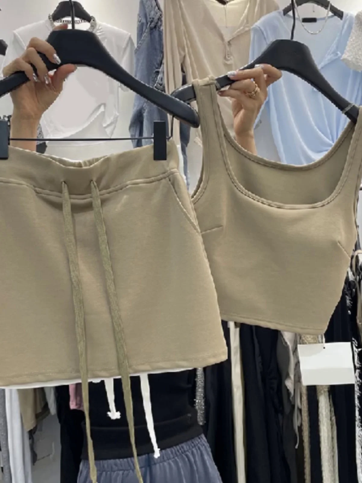 

Летний модный комплект 2025: укороченный топ-жилет и повседневные брюки с эластичным поясом для женщин – комфортный и стильный образ