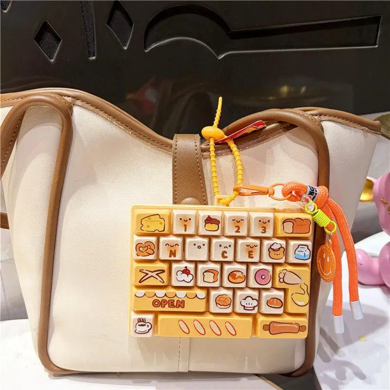 Heißer Anime 26-Tasten-Tastatur-Schlüsselanhänger Stressabbau-Fidget-Spielzeug Tastaturknopf Finger-Clicker Rucksack-Anhänger Weihnachtsgeschenk 1 Stück – Detail 6