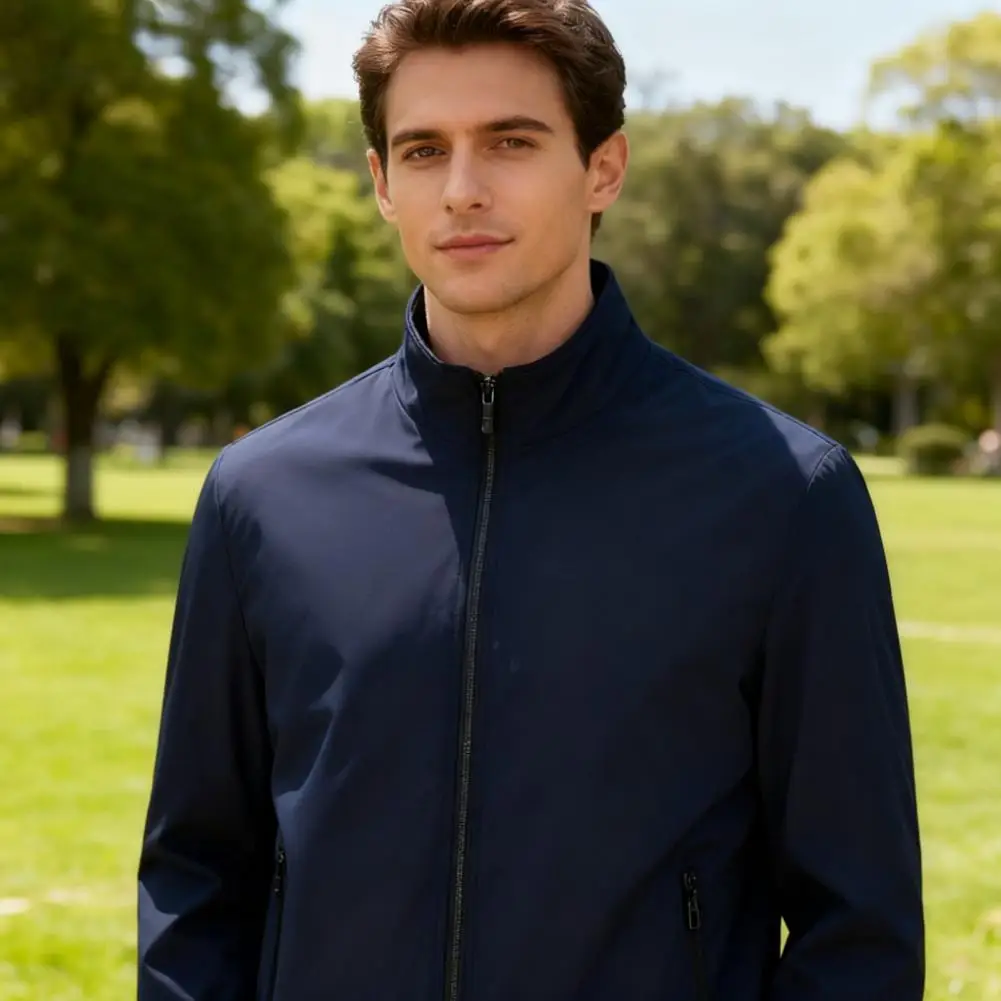 

Мужская верхняя одежда. Стильная ветрозащитная мужская куртка с воротником-стойкой. Длинные рукава. Застежка-молния. Умная верхняя одежда для мужчин с карманами.