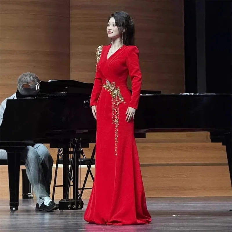 Sexy elegantes Langarm-Kleid mit Hemdkragen und Strasssteinen. Luxus-Abendkleid für Damen, langärmelig, formelle Bankettkleider