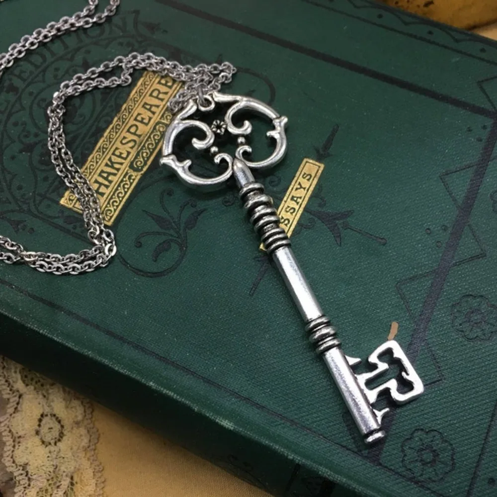 New Fashion Retro Sliver Color Hollow Out Pattern Key Pendant Long Necklace for Women Men Gothic Punk Jewelry Accessory Gift