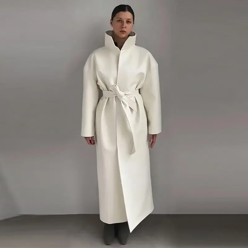 PU-Leder-Mantel mit hohem Stehkragen, Taillengürtel, überschnittenen Schultern, Wickelfront, langen Ärmeln, Maxi-Länge, Urban Wear – Detail 7