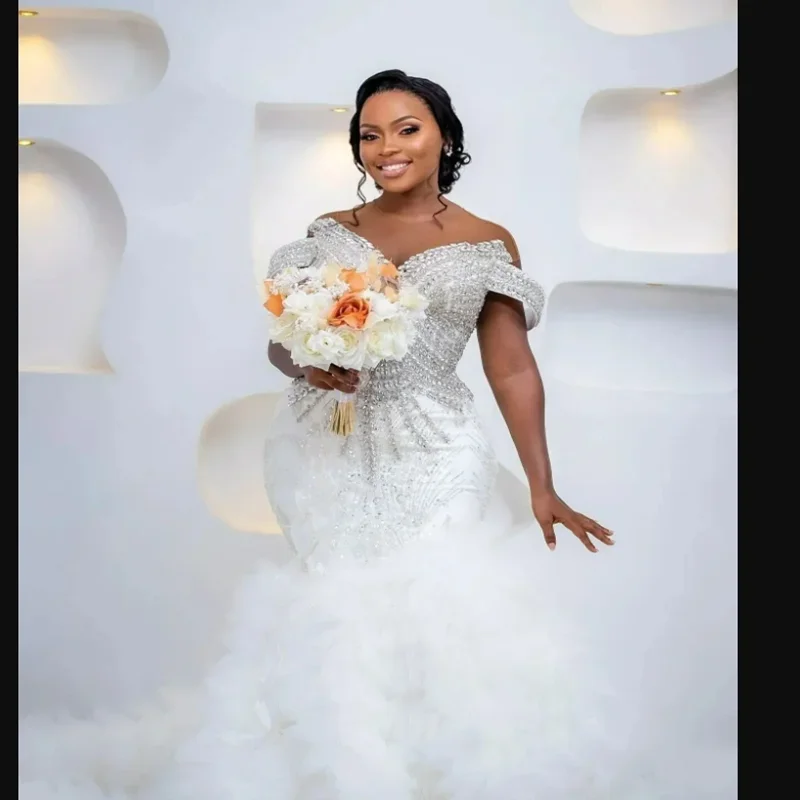 Aangepaste off-the-shoulder sprankelende kristallen kralen trouwjurk sweep trein Robe De Mariee luxe lagen tule bruidsjurk