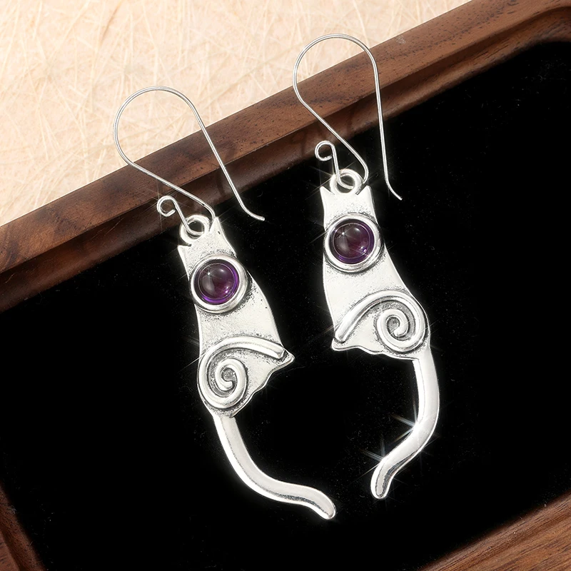 Vintage-Design, rund, mit lila Steinen besetzt, Damen-Ohrringe, ethnische silberfarbene Metall-Ohrringe mit handgeschnitzter Katze, für Damen – Detail 1